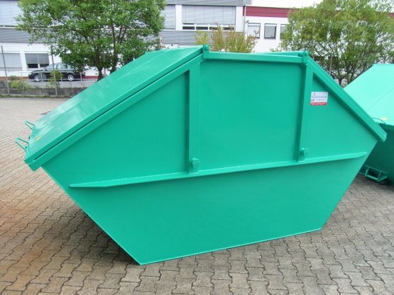 Abgedeckte Absetzmulde mit beidseitig geteilten Deckeln
