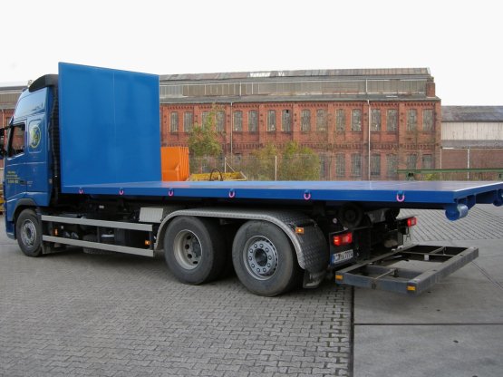 HÜLLENKREMER Containerbau NRW - Abroll-Container-Plattform mit hoher Stirnwand