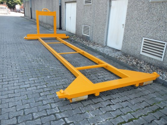HÜLLENKREMER Containerbau NRW - Spezieller niedriger Abroll-Container-Unterrahmen mit ISO-Containerverriegelungen