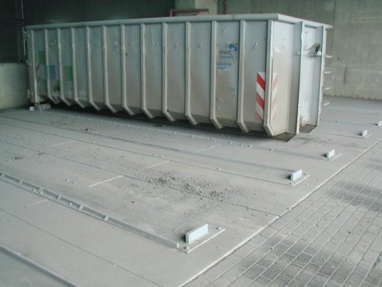 HÜLLENKREMER Containerbau NRW - verzinkte Container-Führungsbahnen