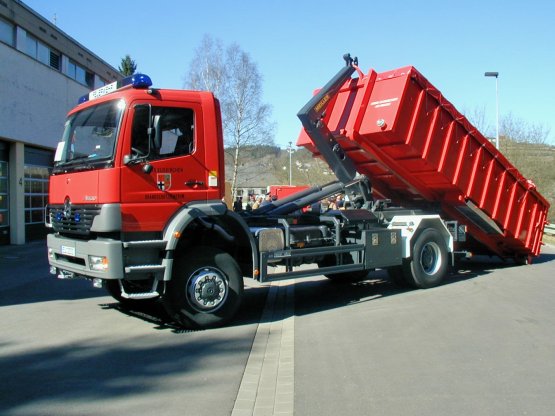 HÜLLENKREMER Containerbau NRW - Feuerwehrcontainer - Offener Feuerwehr-Abroll-Container mit dichter Tür, Roll-Planenabdeckung und Aluminium-Auffahrrampen