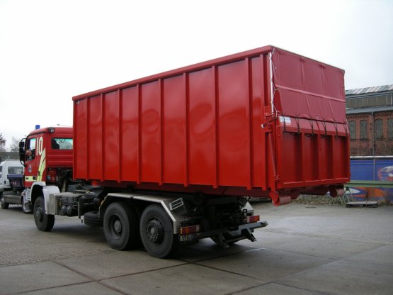 HÜLLENKREMER Containerbau NRW - Feuerwehrcontainer - Feuerwehr-Abroll-Container in geschlossener Ausführung mit überfahrbarer Heckklappe