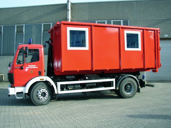 HÜLLENKREMER Containerbau NRW - Feuerwehrcontainer - Feuerwehr-Abroll-Container in geschlossener Ausführung mit Seitenfenstern und Seitentüren