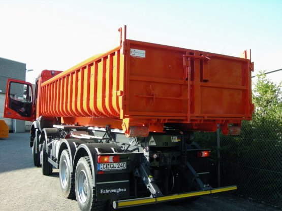 HÜLLENKREMER Containerbau NRW - Abrollcontainer, offen, französische Tür auf Containerfahrzeug