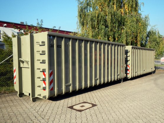 Offene Großcontainer mit Doppelflügeltür